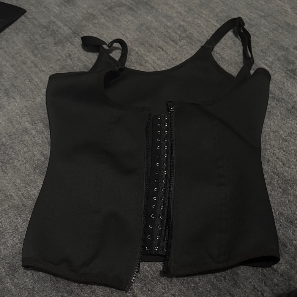 Black Women's compression top with Zipper Detail Faja